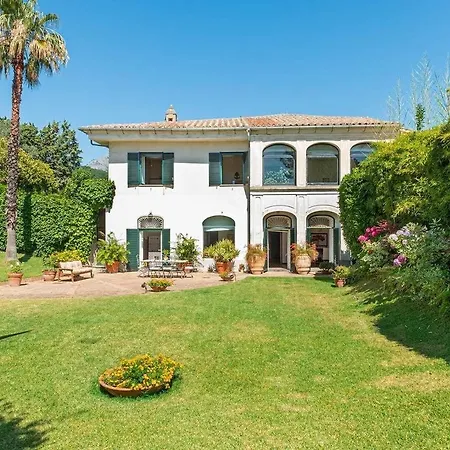 Spacious Villa With Beautiful View And Plot *